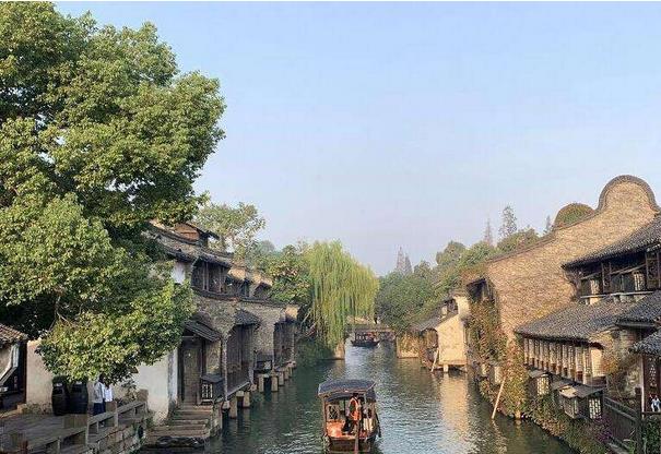 2017年，中國(guó)數(shù)字經(jīng)濟(jì)總量達(dá)27.2萬(wàn)億元，數(shù)字經(jīng)濟(jì)對(duì)GDP增長(zhǎng)貢獻(xiàn)率達(dá)55%