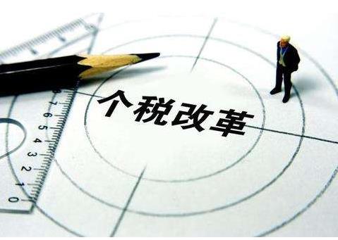 11月份，全國一般公共預算收入10775億元，同比下降5.4%，支出16431億元，同比下降0.8%??